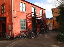 A picture of the hotel: Charming Red Courtyard Apartment