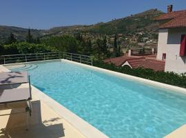 Zdjęcie hotelu: Sun-kissed Villa in Laureana Cilento with Swimming Pool