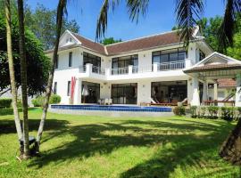 ホテル写真: Lush Pool villa, 900 SQM land, 6 beds, private parking, electric gate