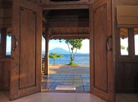 Blue Harbor Beachfront Villas & Resto, hotel in Nusa Penida