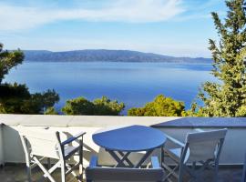 รูปภาพของโรงแรม: Pine Trees and Sea View house in Hydra III