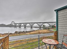 Waterfront Oregon Abode with Balcony and Ocean Views!, khách sạn ở Newport