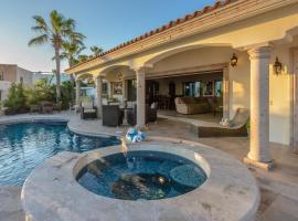 Hotel foto: Cabo Hacienda with Private Pool and Rooftop Terrace!