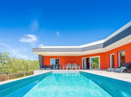 Hình ảnh khách sạn: Krnica Villa Sleeps 10 with Pool and Air Con