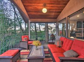 Hotel Foto: Tigard Retreat with Deck, 13 Mi to Portland!