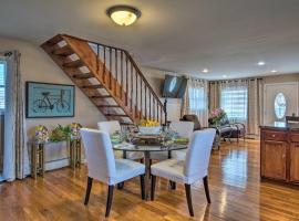 Waterfront Home with Large Deck and Dock on Narrow Bay, ξενοδοχείο σε Mastic Beach