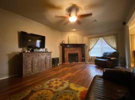 Фотографія готелю: 2 King Beds on 19th st OKC, Jacuzzi, Fast Wi-Fi, Fireplace