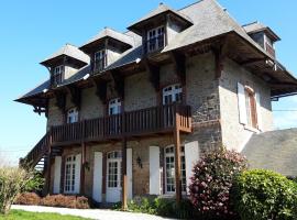 A picture of the hotel: LE CHALET SUISSE - Chambre bleue