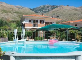 รูปภาพของโรงแรม: La Villa dei Limoni - Villa Panoramic with Pool