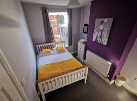 Hotel Photo: K Stunning 5 Bed Sleeps 8 Families Workers by Your Night Inn Group