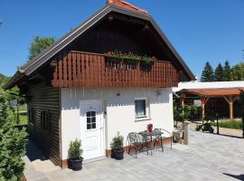 Charming tiny house "Pr Basc" in Ljubljana with cozy terrace and barbecue area, khách sạn ở Ljubljana