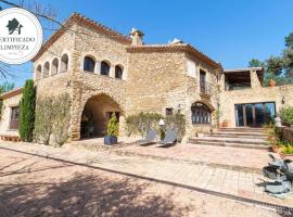 Hotel Foto: Santa Susanna de Peralta Villa Sleeps 12 Pool