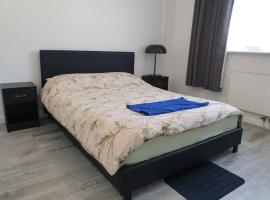 होटल की एक तस्वीर: Double bed room in east london