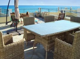 Foto di Hotel: House with 3 bedrooms in Brancaleone with wonderful sea view furnished garden and WiFi