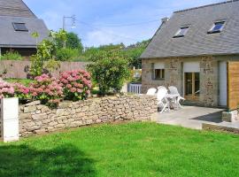 ホテル写真: Maison d'une chambre avec jardin amenage et wifi a Plehedel a 5 km de la plage