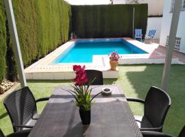 Foto do Hotel: 3 bedrooms chalet with private pool furnished terrace and wifi at Cullar Vega