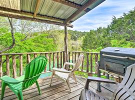 Фотографія готелю: Rustic Davis Cabin Less Than half Mile to Turner Falls!