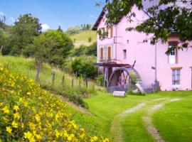 호텔 사진: Maison de 2 chambres avec jardin clos et wifi a Chirens