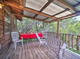 Фотографія готелю: Cozy Davis Cabin with Deck - Nestled by Honey Creek!