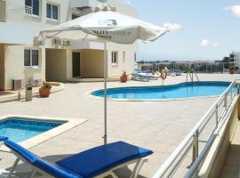 ホテル写真: 2 bedrooms apartement with sea view shared pool and enclosed garden at Larnaca 2 km away from the beach