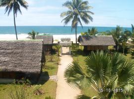 호텔 사진: 4 bedrooms house at Toamasina 50 m away from the beach with sea view and enclosed garden