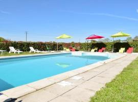 Foto do Hotel: Maison d'une chambre a Brux avec piscine partagee jardin clos et WiFi a 100 km de la plage