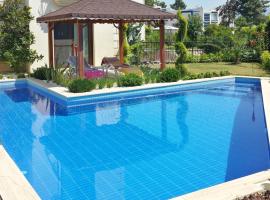 酒店照片: House with 4 bedrooms in Kusadasi with private pool and enclosed garden 2 km from the beach