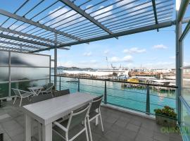 Hotel foto: QV Princes Wharf Waterfront Apt with Balcony - 1030
