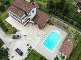 A picture of the hotel: Villa with 8 bedrooms in Caiazzo with wonderful mountain view private pool enclosed garden 70 km from the slopes