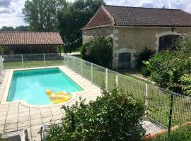 होटल की एक तस्वीर: Maison - Ancienne Ferme avec piscine