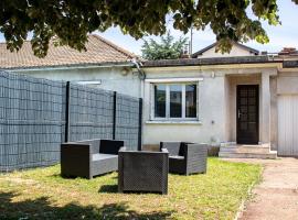 Hotel fotoğraf: Maisonnette avec jardin, parc du chêne (tram T5)