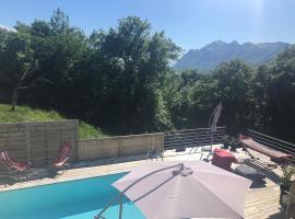 호텔 사진: SAVOIE : Maison avec piscine au coeur du parc des Bauges