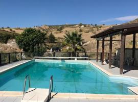 Foto di Hotel: 3 bedrooms villa with private pool jacuzzi and enclosed garden at Bivona