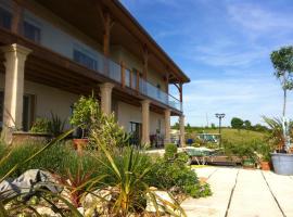 Hotel Photo: Appartement de 3 chambres avec vue sur le lac piscine privee et jacuzzi a Catonvielle