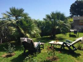 ホテル写真: One bedroom appartement with garden and wifi at Civitanova Marche