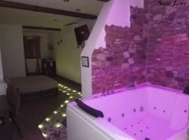 होटल की एक तस्वीर: Suite Love Jacuzzi (Casas Toya)