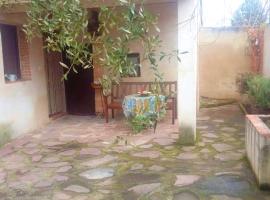 Foto di Hotel: House with 2 bedrooms in Bernuy with furnished garden