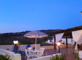 Hotel Foto: One bedroom chalet with city view enclosed garden and wifi at Ballata