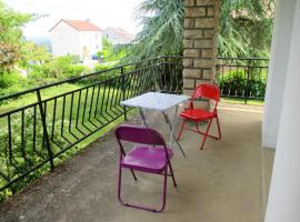 Hotel Photo: Maison de 4 chambres avec jardin clos et wifi a Charnay les Macon