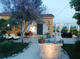 Foto di Hotel: 2 bedrooms house with enclosed garden and wifi at Melissano