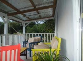 Hotel Photo: Studio avec vue sur la mer terrasse amenagee et wifi a Fort de France a 8 km de la plage