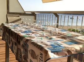 酒店照片: 2 bedrooms apartement with sea view furnished terrace and wifi at Palamos