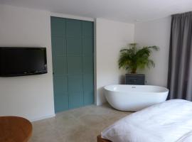 รูปภาพของโรงแรม: Huize Triangel - Wellness studio met sauna