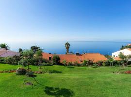 A picture of the hotel: Apartment Estrada do Garajau