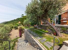 호텔 사진: Lovely Villa in Genova with Garden