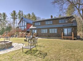 Hotel foto: Timeless Red Sox Retreat with Scenic Mountain Views!