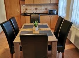 Váralja Vendégház Tata, hotel in Tata