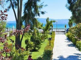 호텔 사진: Amarynthos Beachfront Vacation House with garden