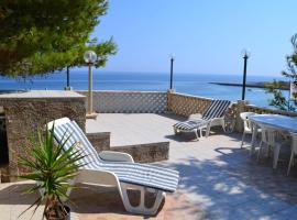 Hotel fotografie: 2 bedrooms house at Monopoli 100 m away from the beach with sea view enclosed garden and wifi
