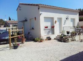 Hotel fotoğraf: Maison de 2 chambres a Clarensac avec jardin amenage et WiFi